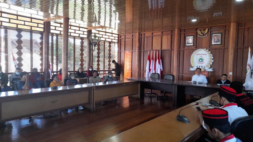 Forum-Masyarakat-Melawan-FMM-hearing-dengan-DPRD-Sulbar.jpg