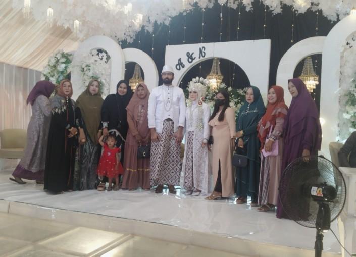 Foto-bersama-pada-acara-resepsi-pernikahan-Ali-Raza-asal-Pakistan-dan-Nalis-Tyo-Rima-Dwi-Ningsih.jpg