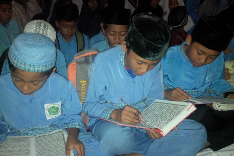 Foto-remaja-di-pesantren-sedang-mengaji-Foto-ini-diambil-tahun-2018.jpg