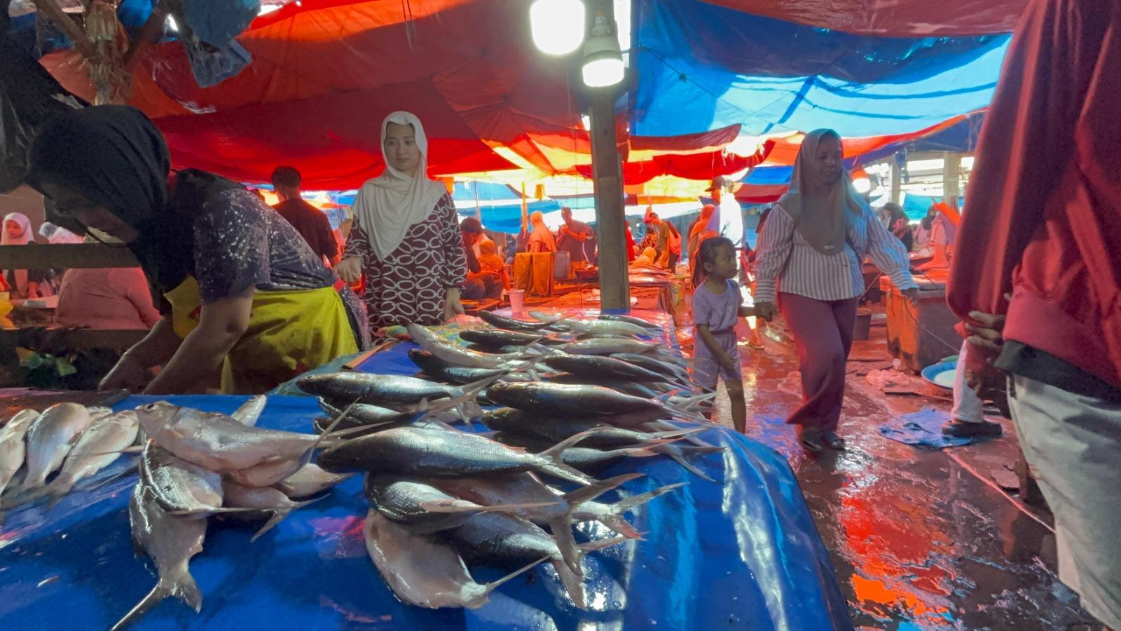 Stok Ikan di Pasar Berkurang Imbas Cuaca Buruk, Harganya Naik Tembus Rp60 Ribu di Polman