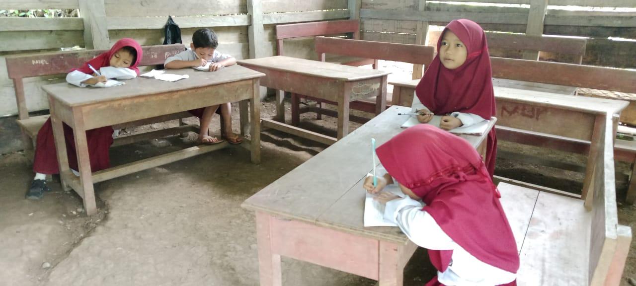 Hanya 1,5 Jam dari Pusat Kota, Siswa SD Uhaimate Mamuju Belajar di Kelas Bak Kandang Selama 16 Tahun