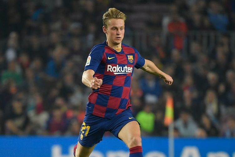 Gelandang-Barcelona-asal-Belanda-Frenkie-De-Jong-berlari-dengan-bola.jpg