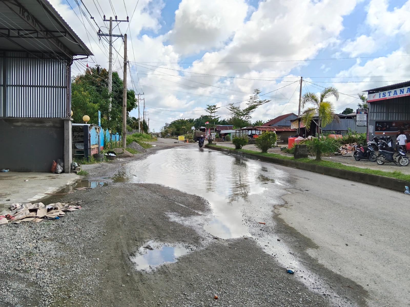 Drainase Buntu, Jalan Utama di Kecamatan Tobadak Mateng Tergenang, Bikin Kesal Pengendara