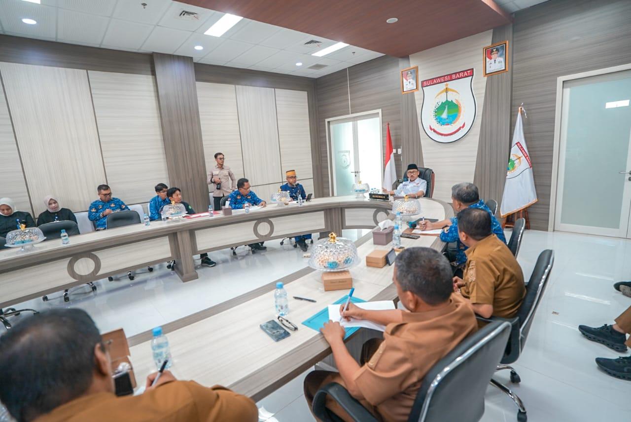 Gubernur-Sulawesi-Barat-Suhardi-Duka-SDK-memimpin-rapat-bersama-pemerintah-kabupaten.jpg