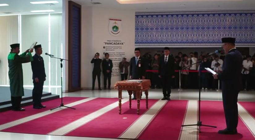Gubernur-Sulbar-Dr-Suhardi-Duka-lantik-Dr-Junda-Maulana-sebagai-Sekprov-Sulbar.jpg