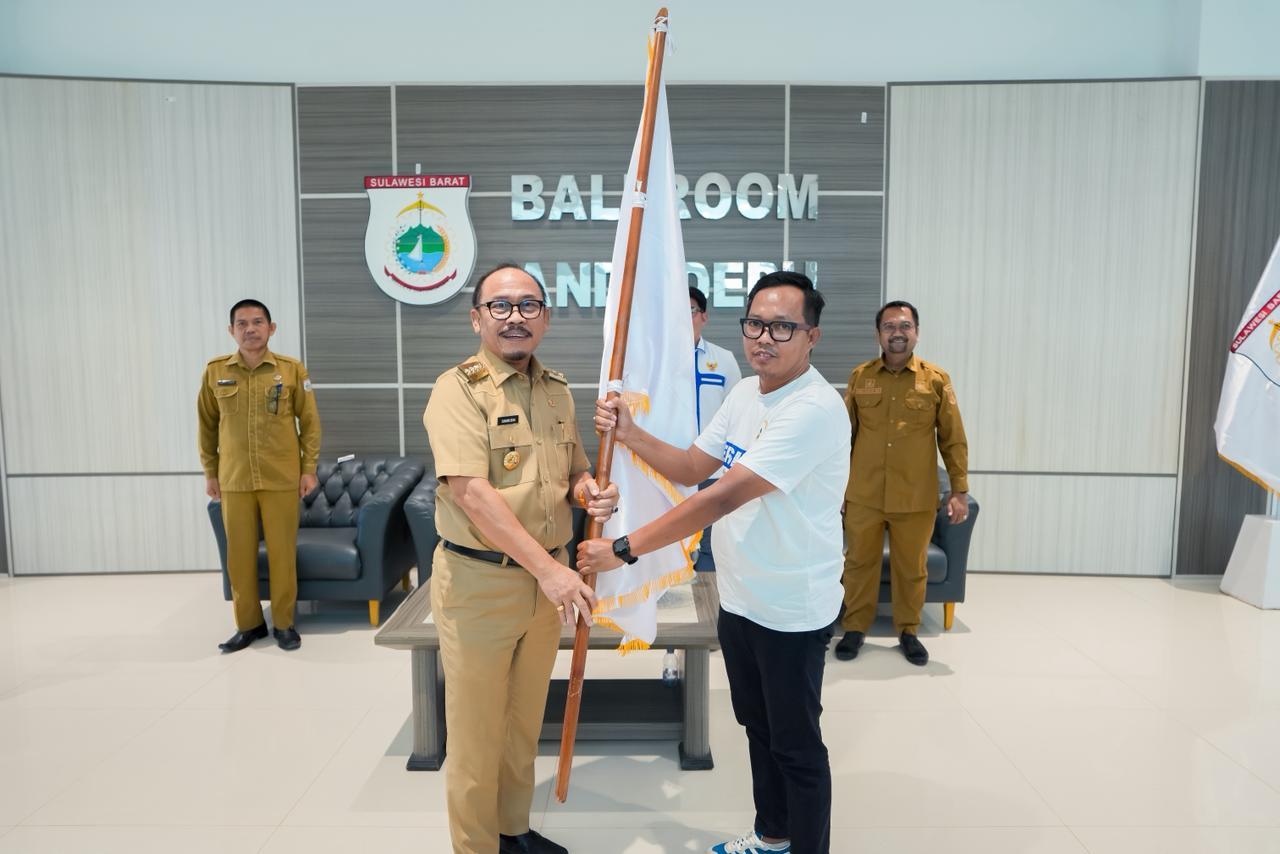 Gubernur-Sulbar-Suhardi-Duka-melepas-skuad-Persimaju-Mamuju.jpg