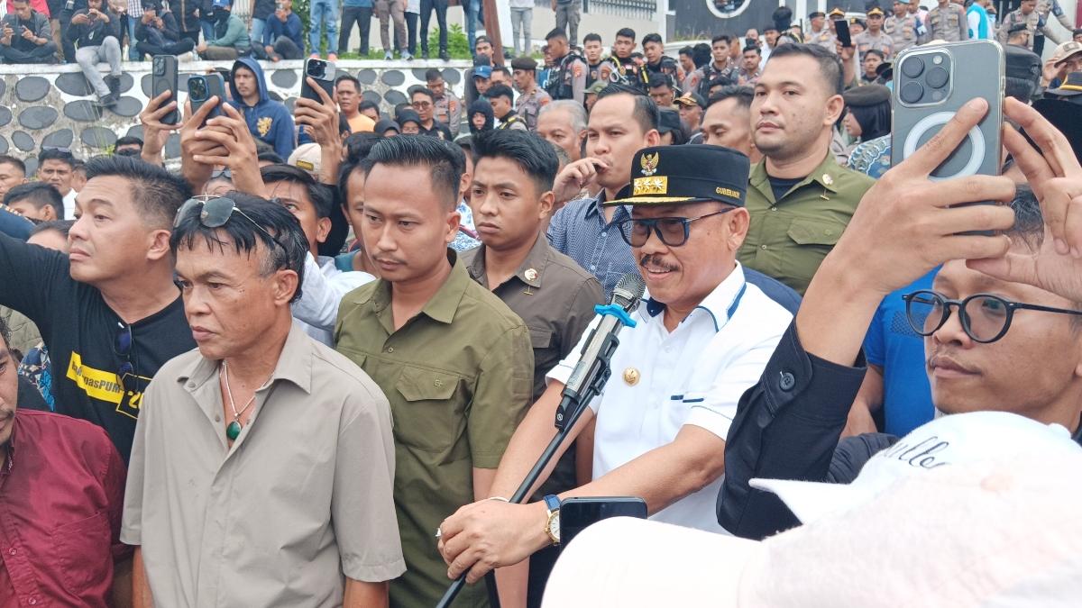 Gubernur Sulbar Temui Massa Tolak Tambang Pasir, Janji Evaluasi Perizinan
