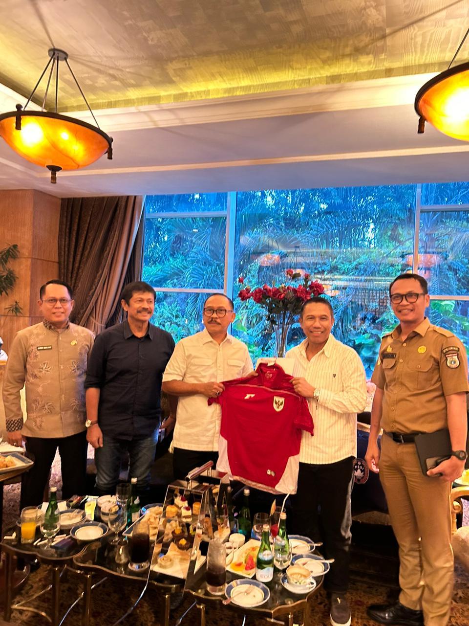 Gubernur-Sulbar-Suhardi-Duka-silaturahmi-dengan-Sekretaris-Jenderal-Sekjen-PSSI-Yunus-Nusi.jpg