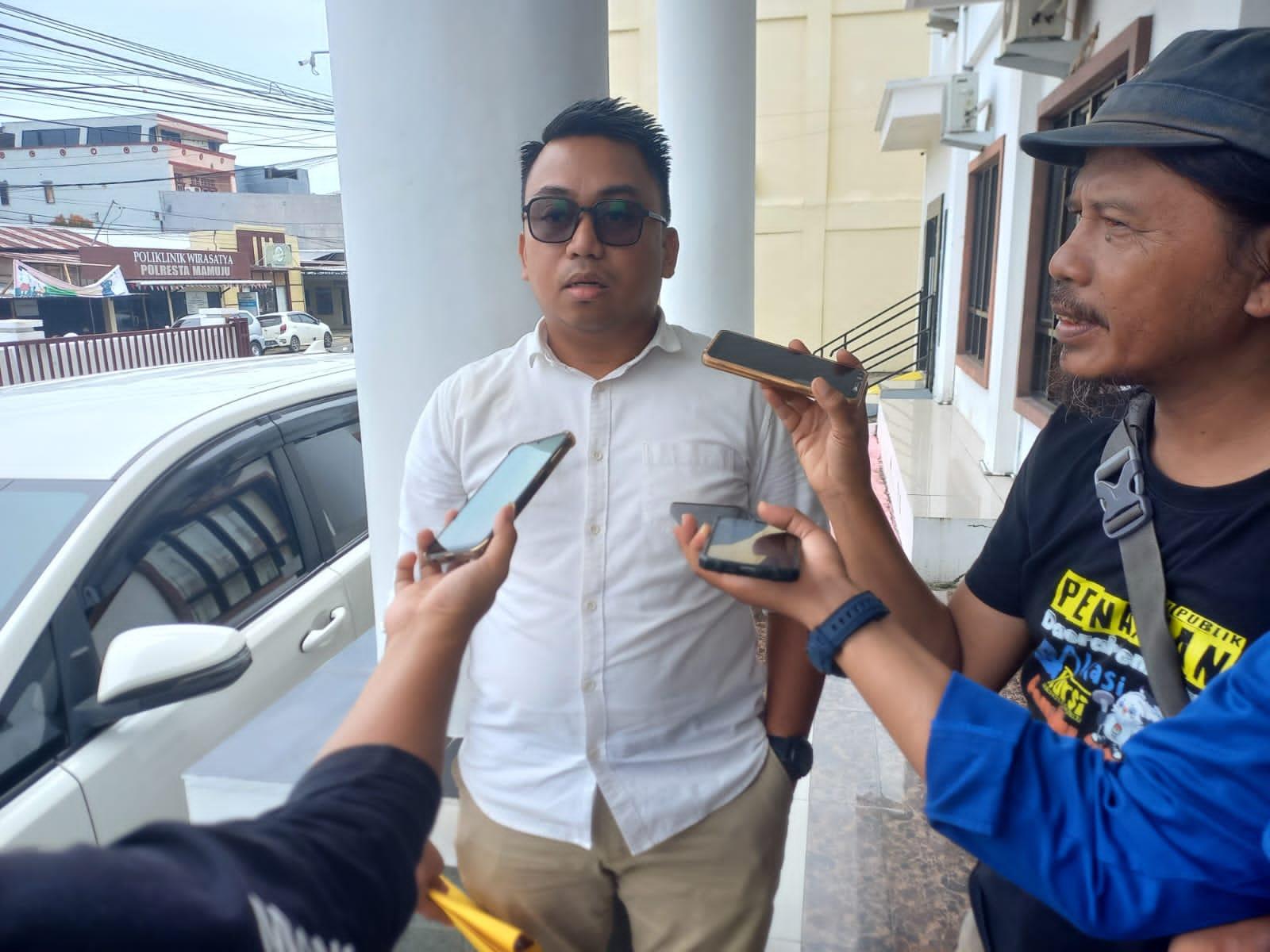 Hairul-Amri-pengacara-terlapor-Kakanwil-Kemenag-Sulbar-Syafrudin-Baderung-saat-ditemui-Kejari-Mamuju.jpg