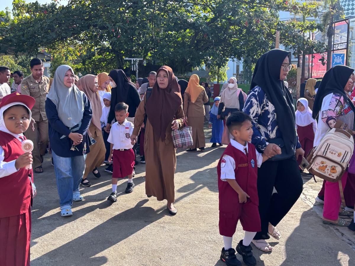 Hari-pertama-masuk-sekolah-dipenuhi-siswa-dan-orangtua-yang-mengantar-anaknya.jpg