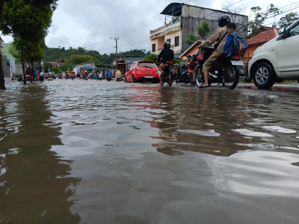 Hujan-deras-yang-mengguyur-Kabupaten-Mamuju-membuat-banjir-di-depan-Taspen-Mamuju.jpg