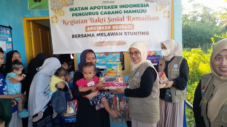 Bulan Ramadan, IAI Cabang Mamuju Bagikan Susu Hingga Vitamin Anak Beresiko Stunting