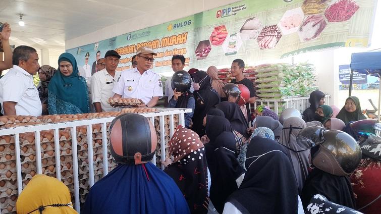 Ibu-ibu-menyerbu-pasar-murah-di-Ahmad-Kirang-Mamuju.jpg