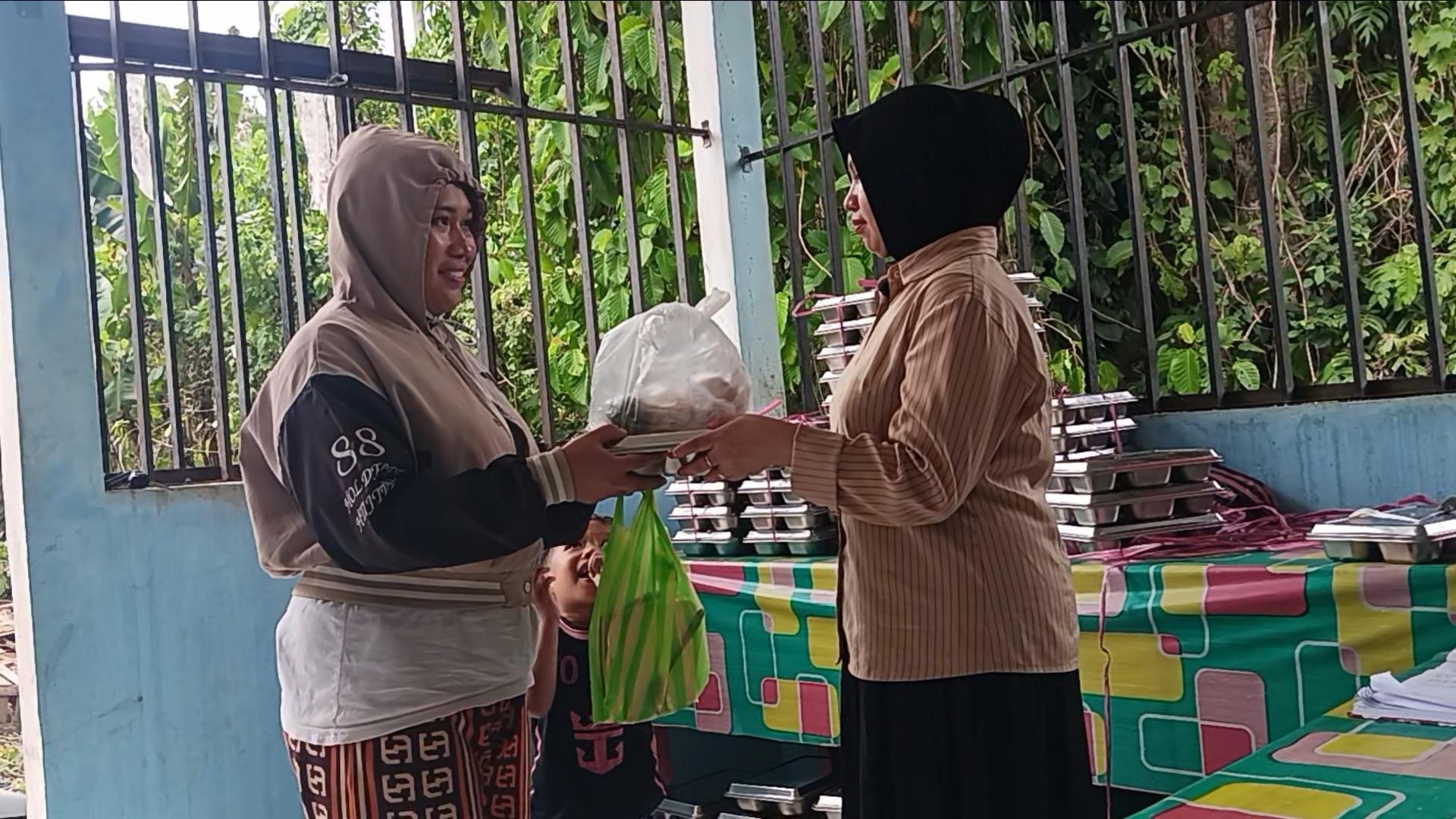 Ibu-menyusui-yang-datang-mengambil-MBG-di-Lingkungan-Padang-Panga-Mamuju.jpg