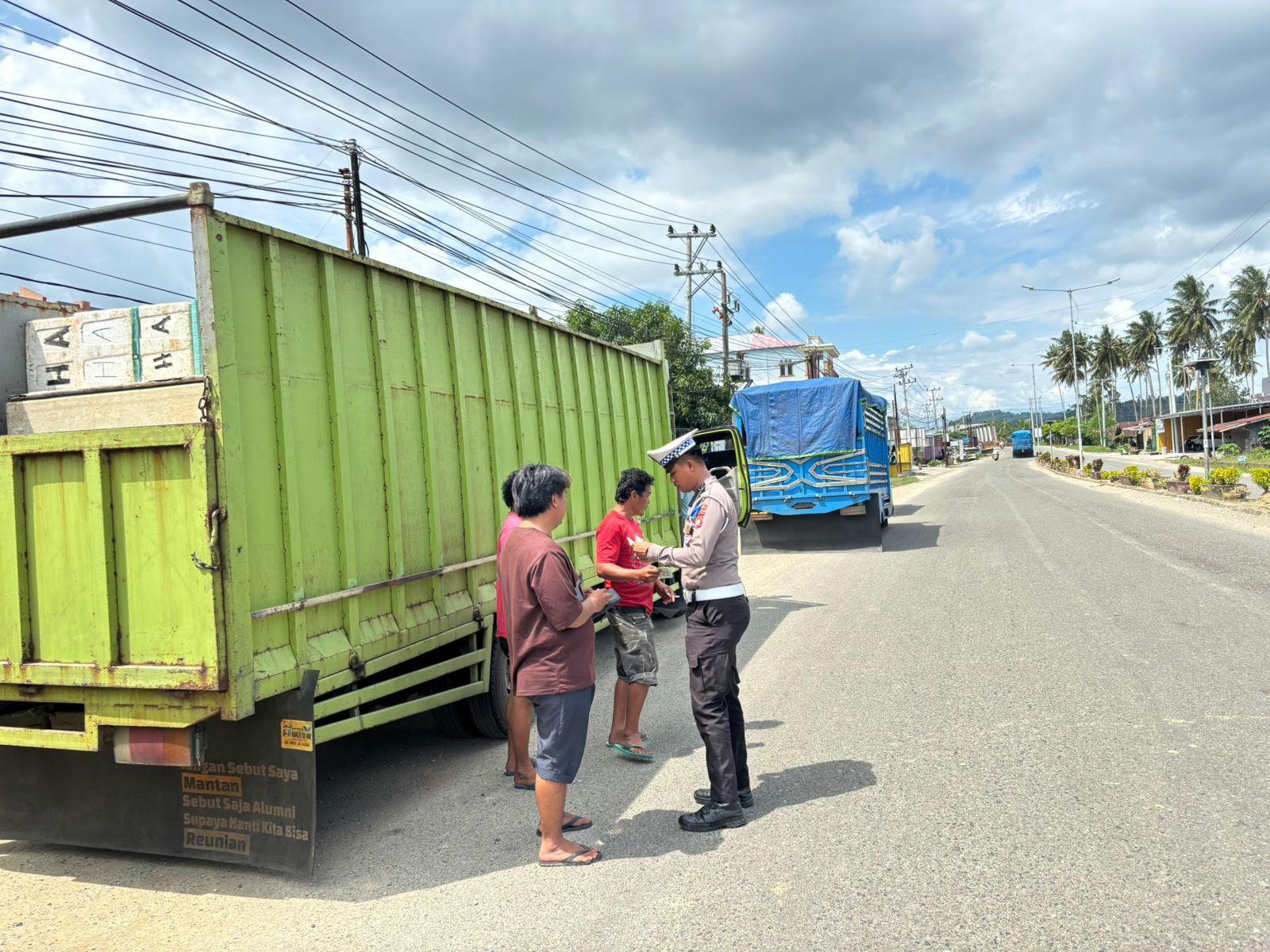 Jalan-Poros-MajeneMamuju-Kelurahan-PasangkaU.jpg