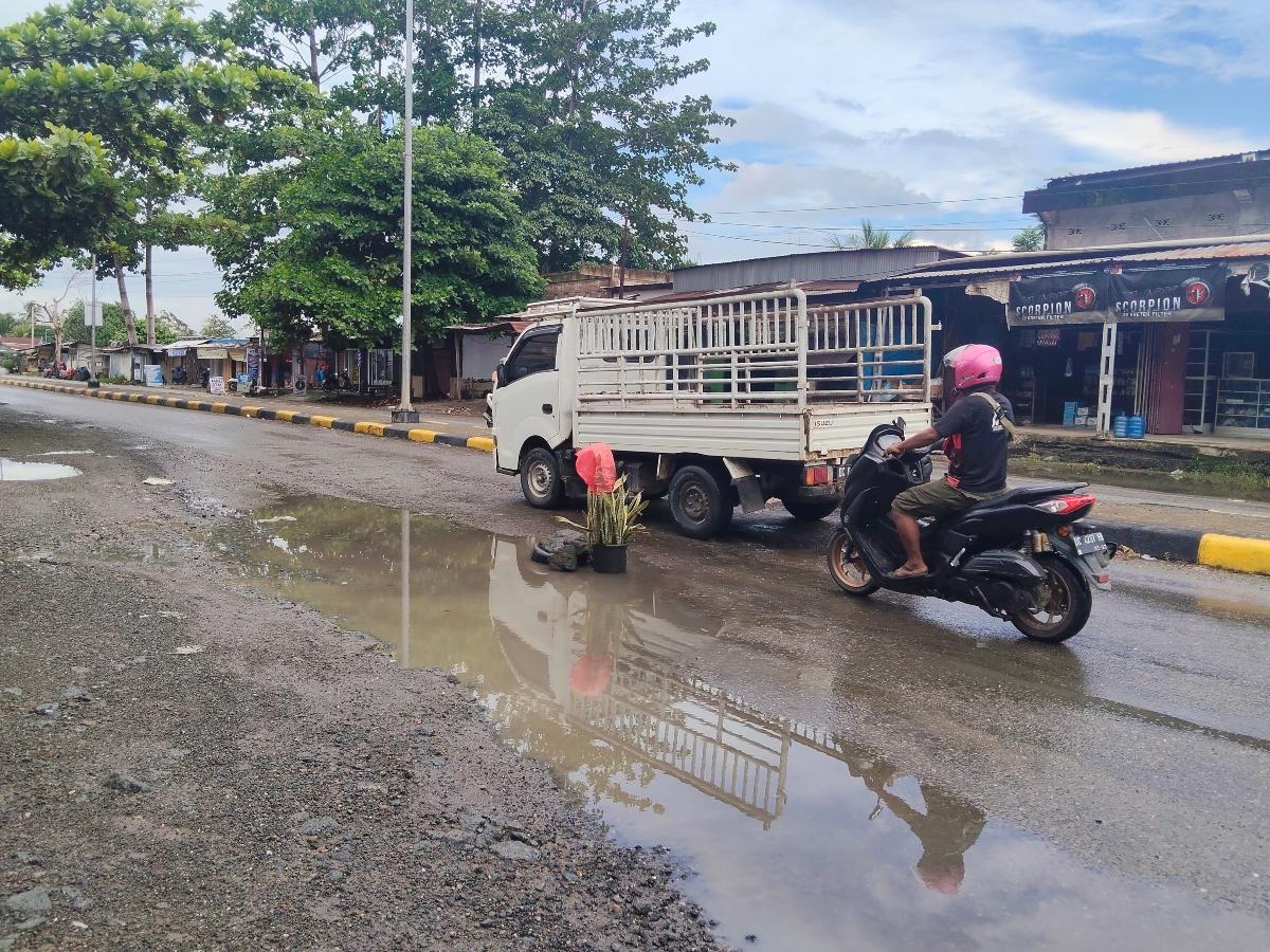 Jalan-Trans-Sulawesi-yang-berlubang-di-Dusun-Benteng-Desa-Tobadak.jpg