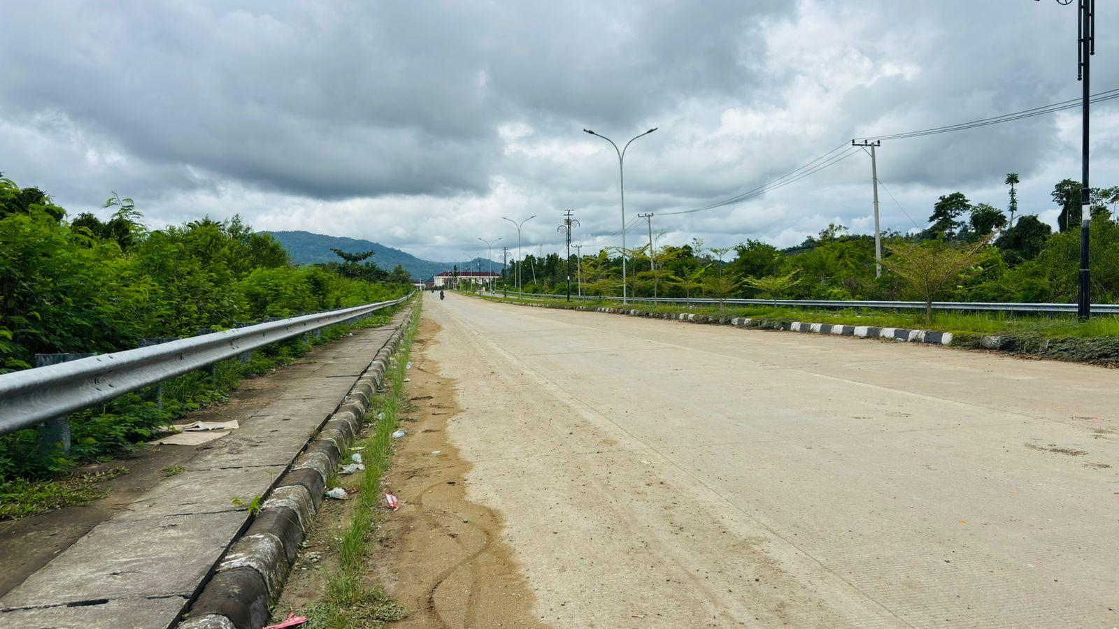 Jalan-arteri-mamuju-berdebu-tebal.jpg