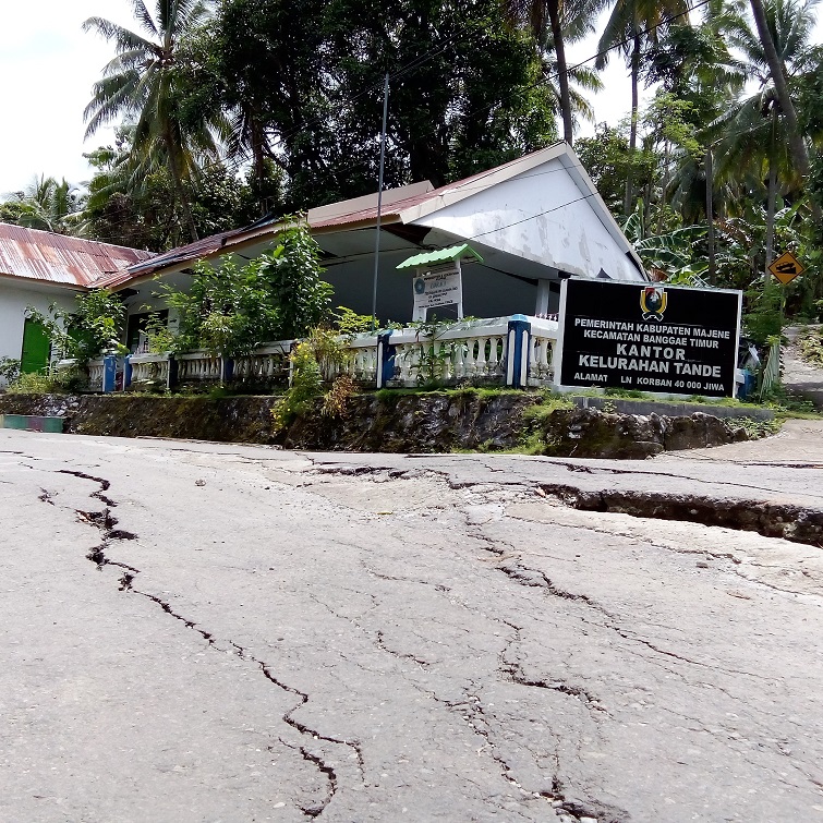Jalan-retak-akibat-tanah-bergerak-di-Lingkungan-Limboro-Majene.jpg