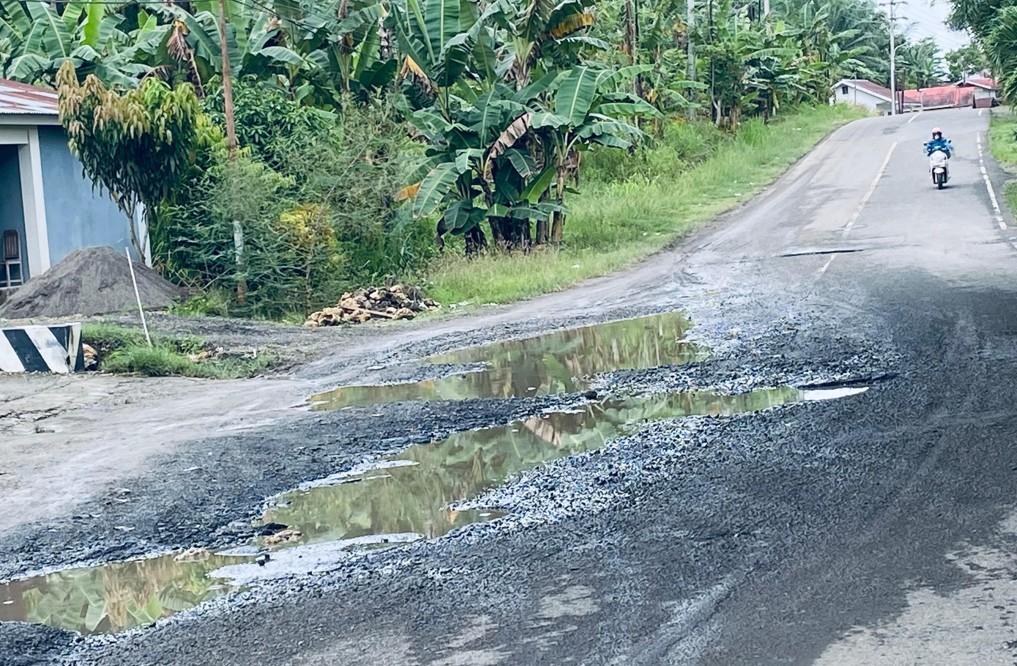Jalan-rusak-tidak-ada-drainase.jpg