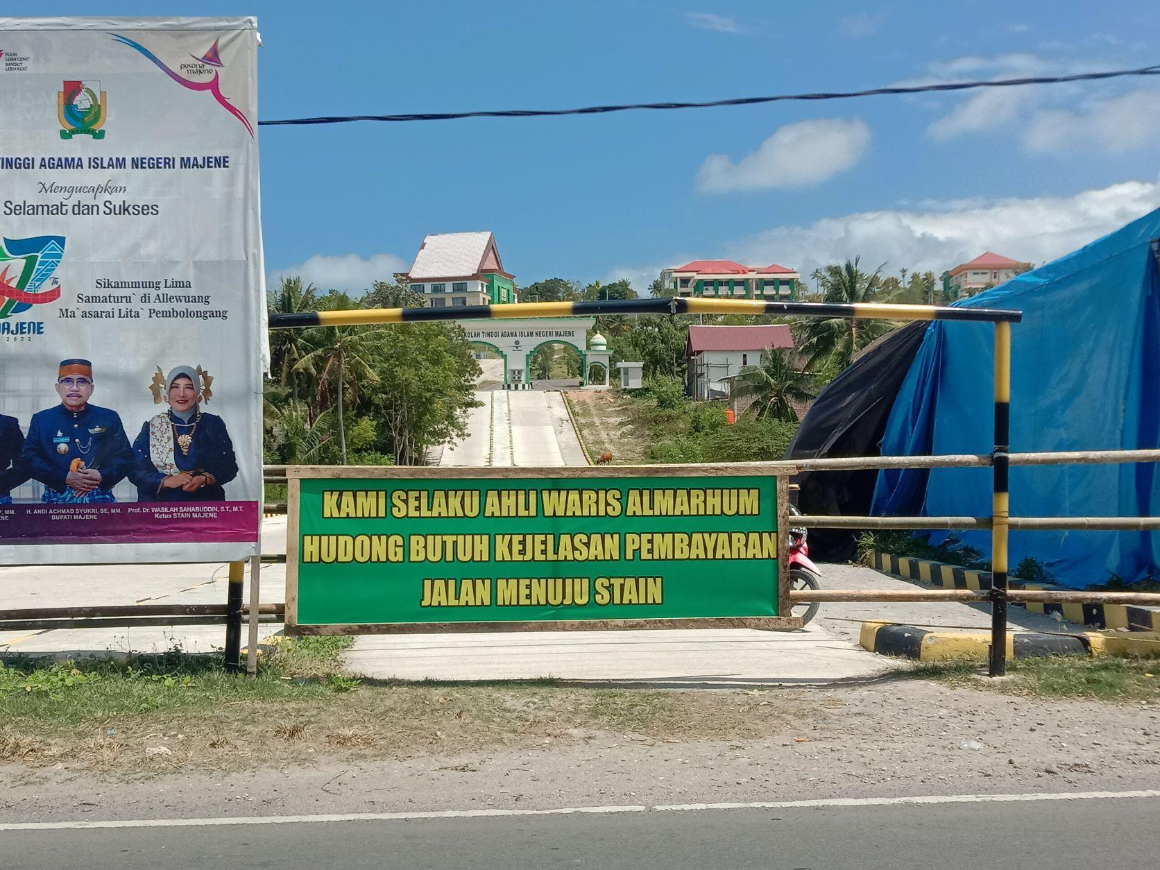 Jalan-utama-ke-STAIN-Majene-masih-ditutup-pemilik-lahan-Senin-2982022.jpg