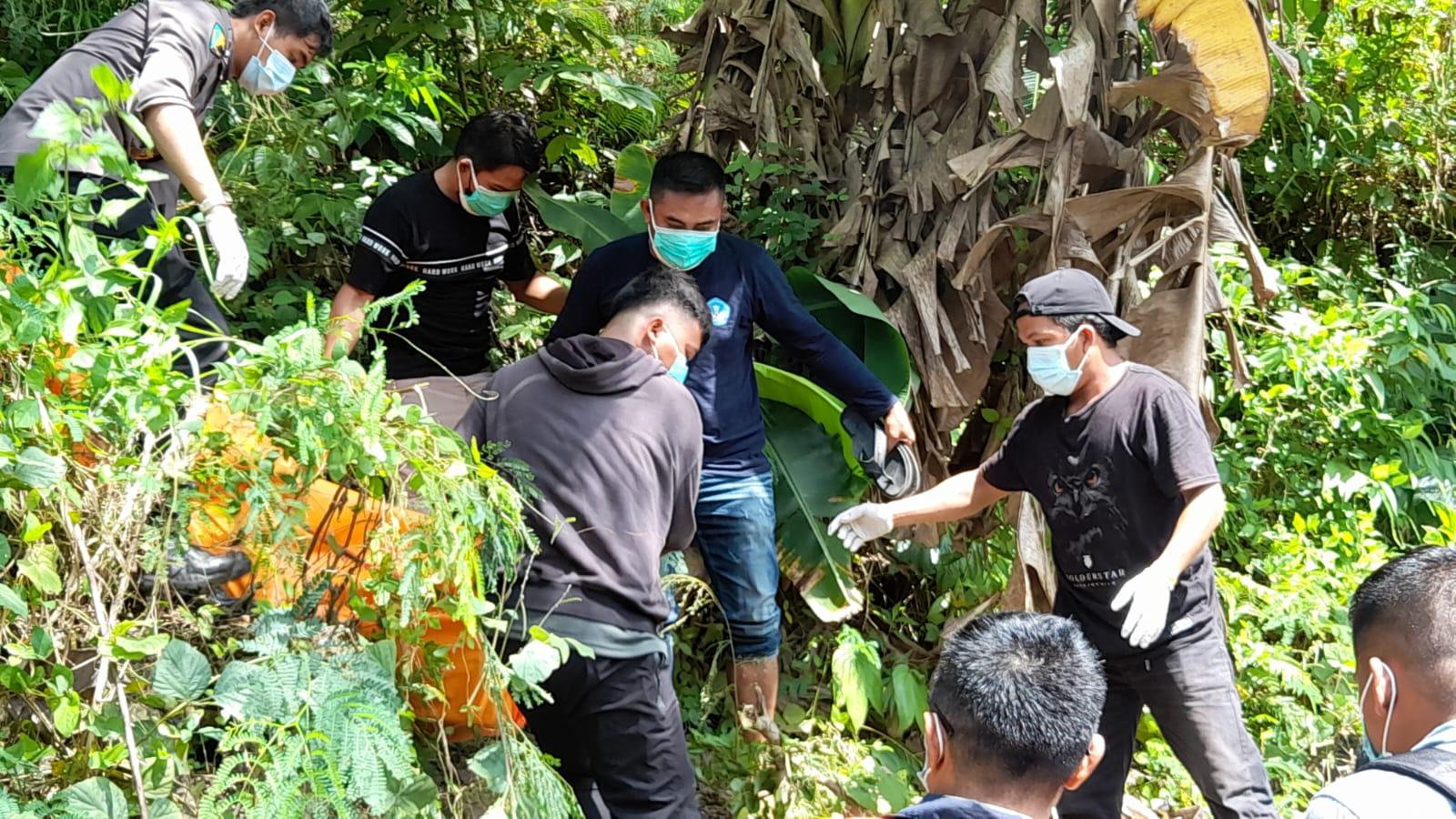 Jasad-korban-saat-dievakuasi-polisi-dari-dalam-hutan-jati.jpg