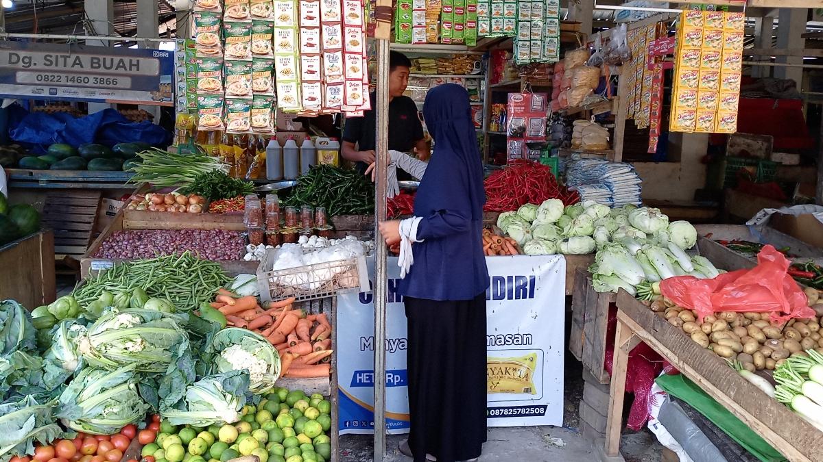 Pasokan Melimpah, Harga Bahan Pokok di Pasar Lama Mamuju Turun Drastis