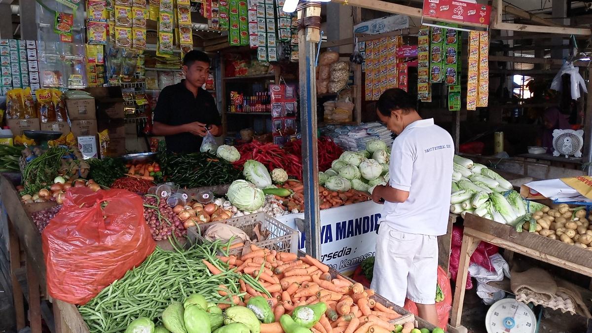 Jasar-salah-soerang-pedagang-saat-melayani-pembeli-di-Pasar-Lama-Mamuju.jpg