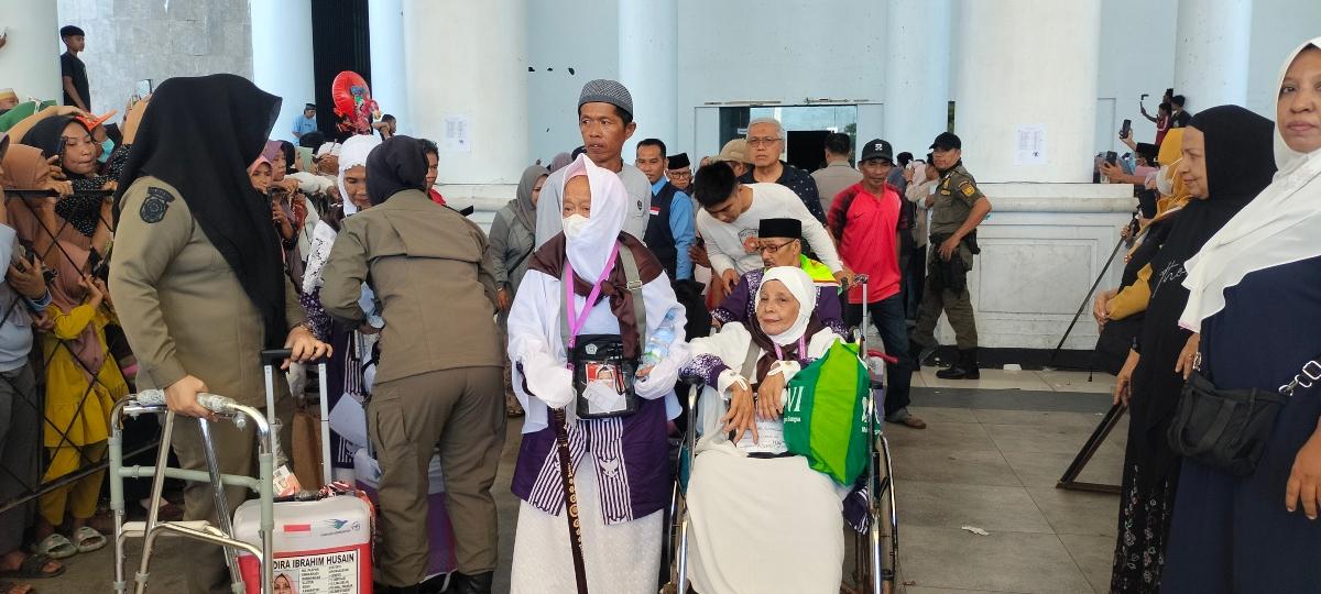 Jemaah-Calon-Haji-JCH-Kloter-11-berjumlah-281-orang-asal-Kabupaten-Polman.jpg