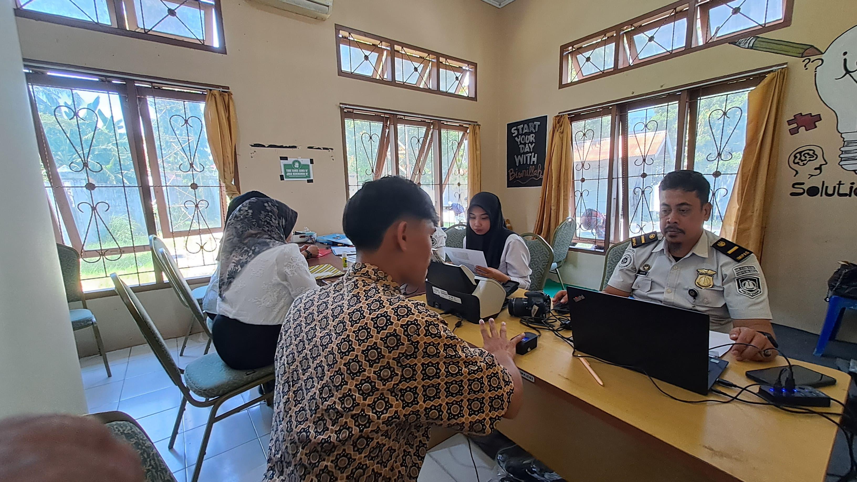 Jempol MaMa di Majene Imigrasi Polman Layani 7 Pengurusan Paspor Baru & 6 Paspor Habis Masa Berlaku