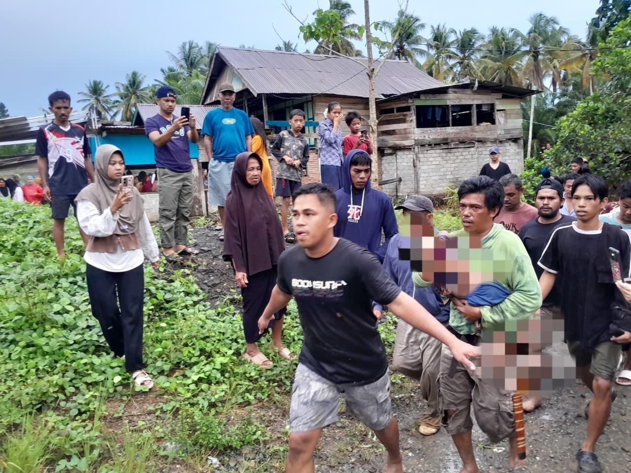 Jenazah-balita-yang-hanyut-di-Dusun-Batukarampuang-Desa-Tasokko.jpg