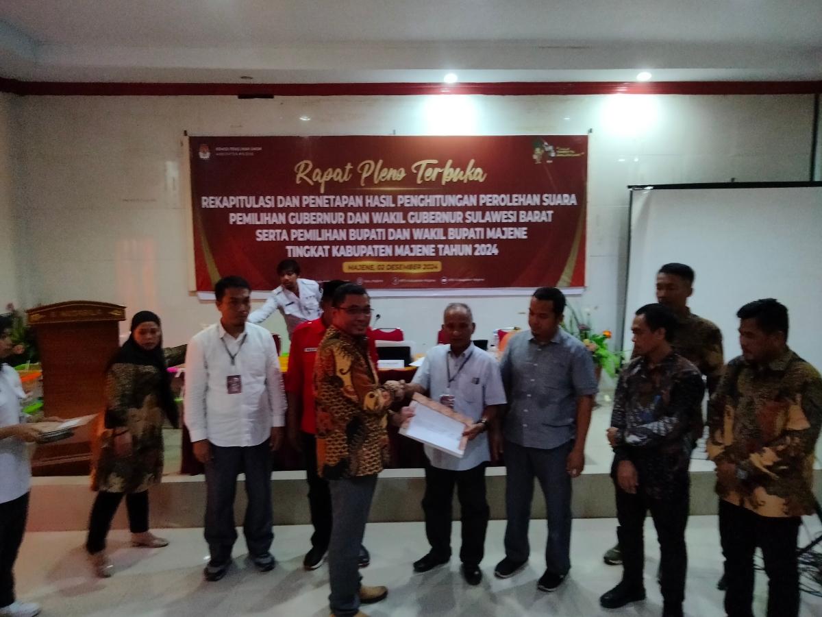 KPU-Kabupaten-Majene-saat-menggelar-rapat-pleno-terbuka-rekapitulasi.jpg
