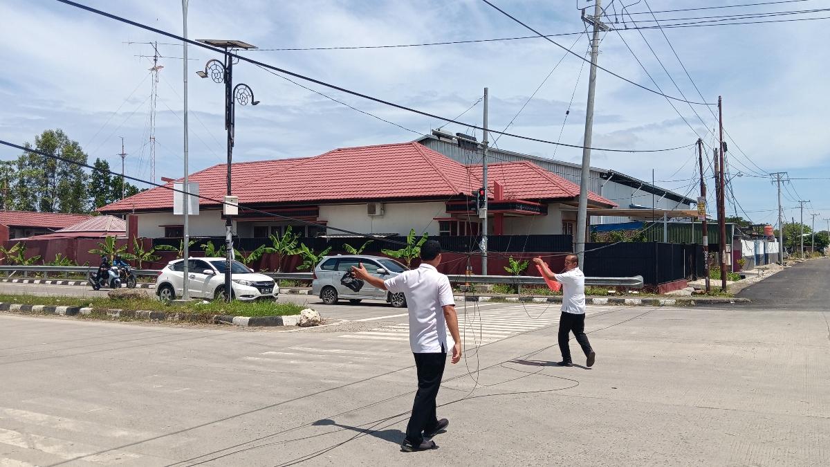 Kabel-yang-menguntai-ke-jalan-di-Simpang-Empat-Jalan-Arteri-Mamuju.jpg