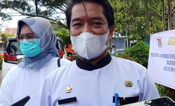 Kadis-Kesehatan-Sulbar-drg-Asran-Masdy-saat-diwawancarai.jpg