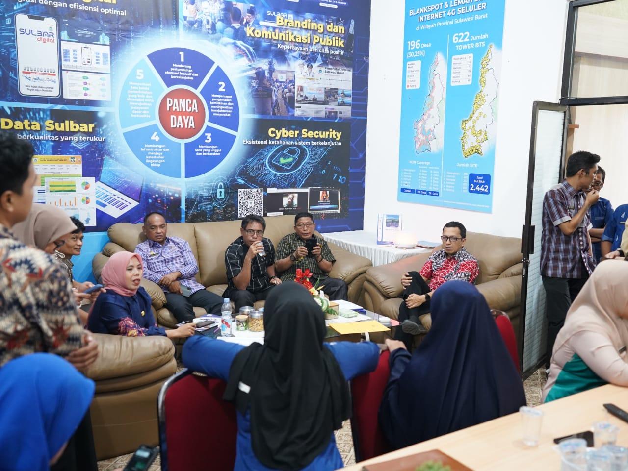 Kadis-Kominfo-Sulbar-Muhammad-Ridwan-Djafar-dan-jajaran-sambut-tim-sidak-pakaian-dinas.jpg