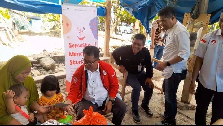Kakak-asuh-Stunting-Sulbar-Akmal-Malik-menyalurkan-bantuan-di-Kecamatan-Sendana.jpg