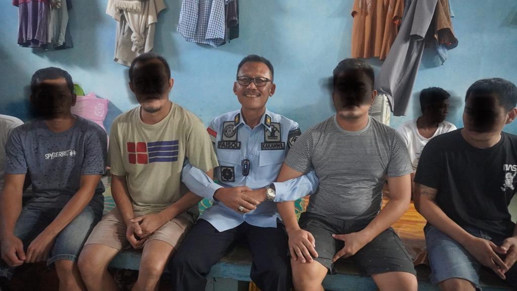 Kakanwil-Kemenkumham-Sulbar-Faisol-Ali-foto-bersama-warga-binaan-Lapas-Polman.jpg