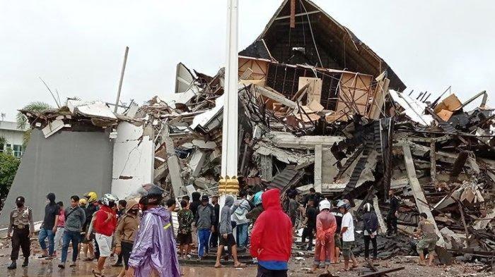 Kantor-Gubernur-Sulbar-roboh-akibat-gempa-bumi-tahun-2021-lalu.jpg