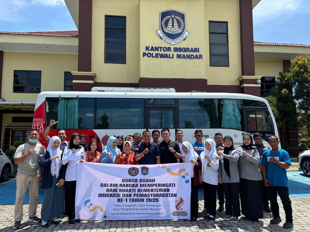 Kantor-Imigrasi-Polman-menggelar-donor-darah-untuk-memperingati-Hari-Bhakti-Imipas-ke-1-tahun-2025.jpg