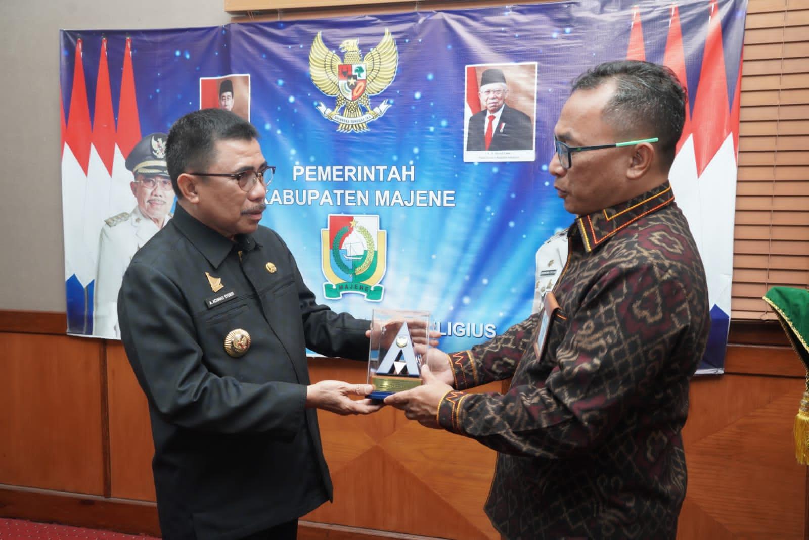 Kanwil-DJPB-Sulbar-Muh-Syaibani-menyerahkan-plakat-Penghargaan-WTP-kepada-bupati.jpg