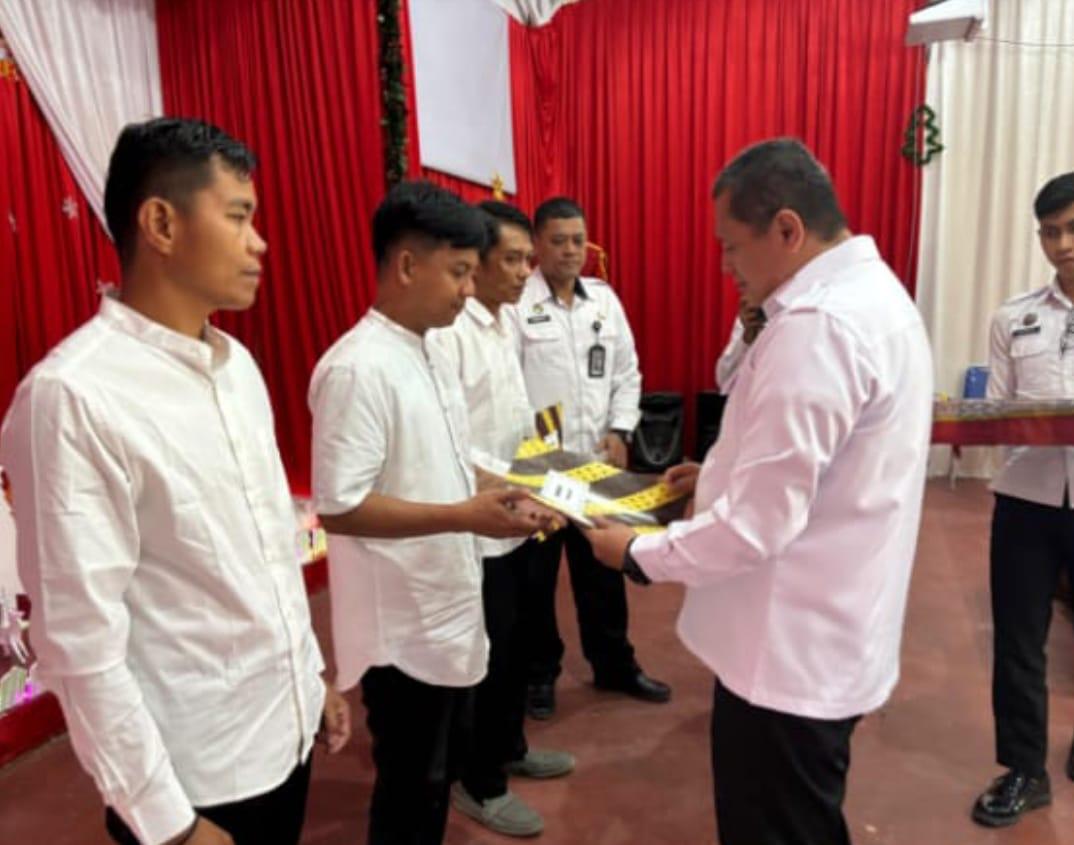 Kanwil-Ditjenpas-Sulbar-memberikan-remisi-kepada-warga-binaan-di-Lapas-Kelas-III-Mamasa.jpg