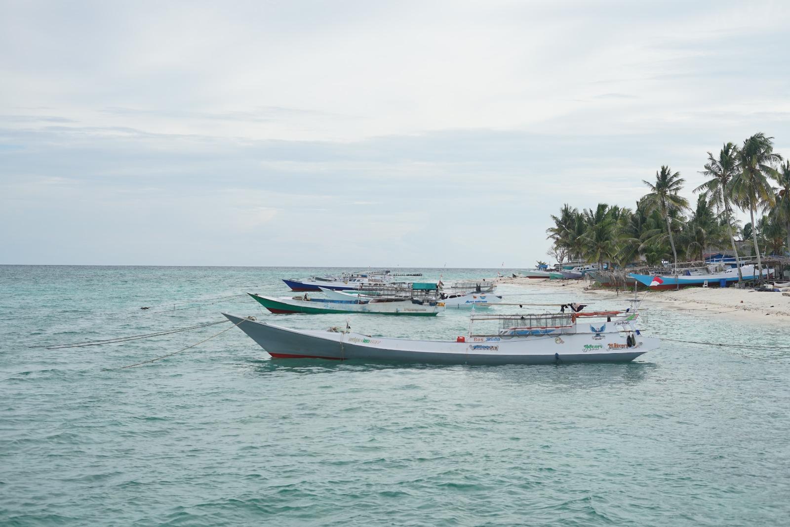 Kapal-kapal-nelayan-yang-sedang-terpakir-di.jpg