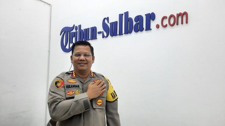 Kapolresta-Mamuju-Kombes-Pol-Iskandar-saat-hadir-di-Kantor-Tribun-Sulbarcom.jpg