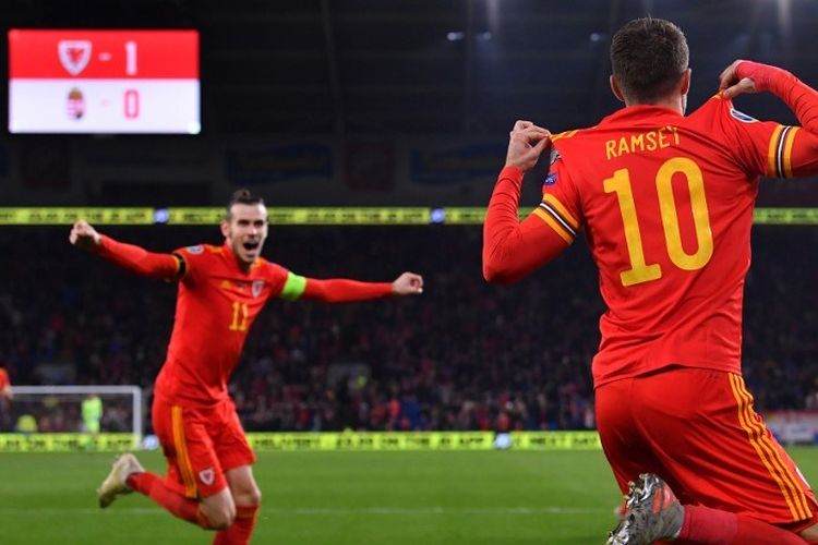 Kapten-timnas-Wales-Gareth-Bale-kiri-merayakan-gol-Aaron-Ramsey.jpg