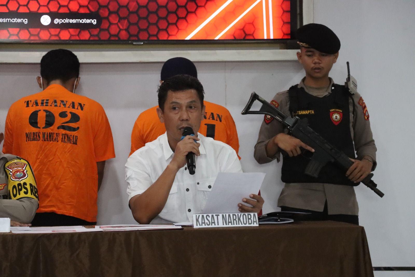 Kasat-Narkoba-Polres-Mateng-IPTU-Tangdilimban-saat-menggelar-konferensi-pers.jpg