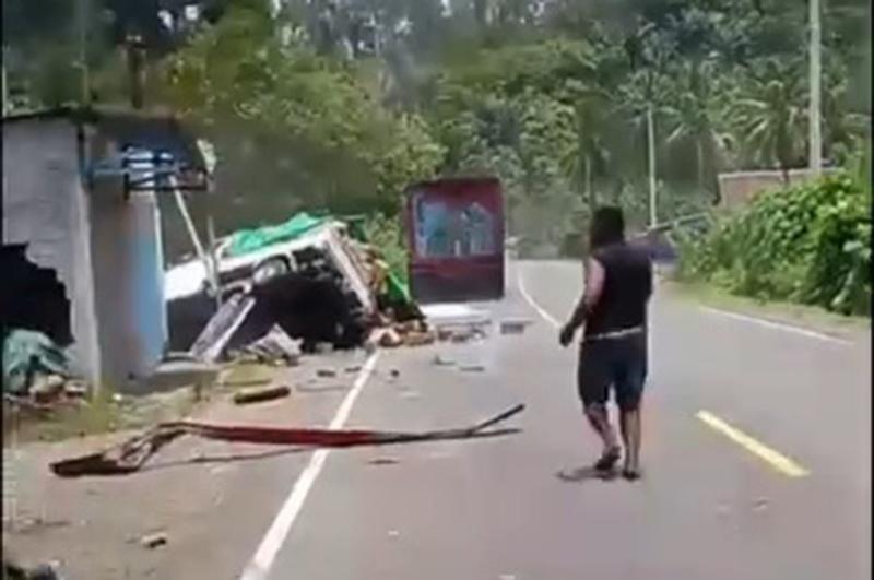 Kecelakaan-lalu-lintas-melibatkan-satu-unit-truk-dan-dua-mobil-pikap.jpg