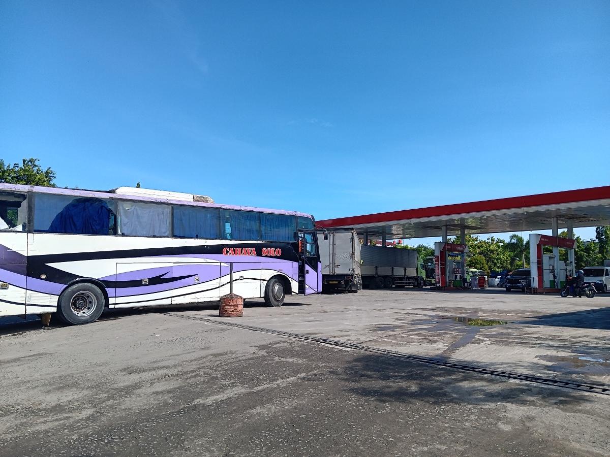 Kendaraan-yang-mengantre-mengisi-BBM-di-SPBU-Simbuang-Jalan-Jenderal-Sudirman.jpg