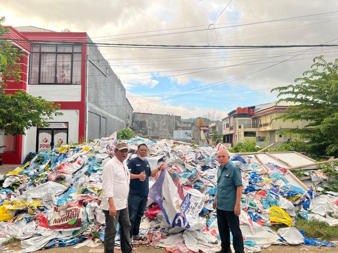 Kepala-DLH-Sulbar-Zulkifli-manggazali-saat-emmantau-sampah-APK-di-Kantor-Bawaslu-Mamuju.jpg