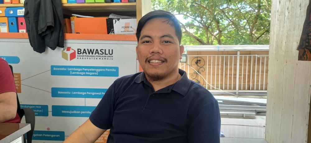 Ketua-Bawaslu-Mamuju-Rusdin-ditemui-di-kantornya.jpg