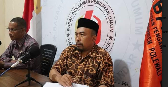 Ketua-Bawaslu-Polman-Syaifuddin-Pakai-Kopia-saat-menghadiri-diskusi-bebera.jpg