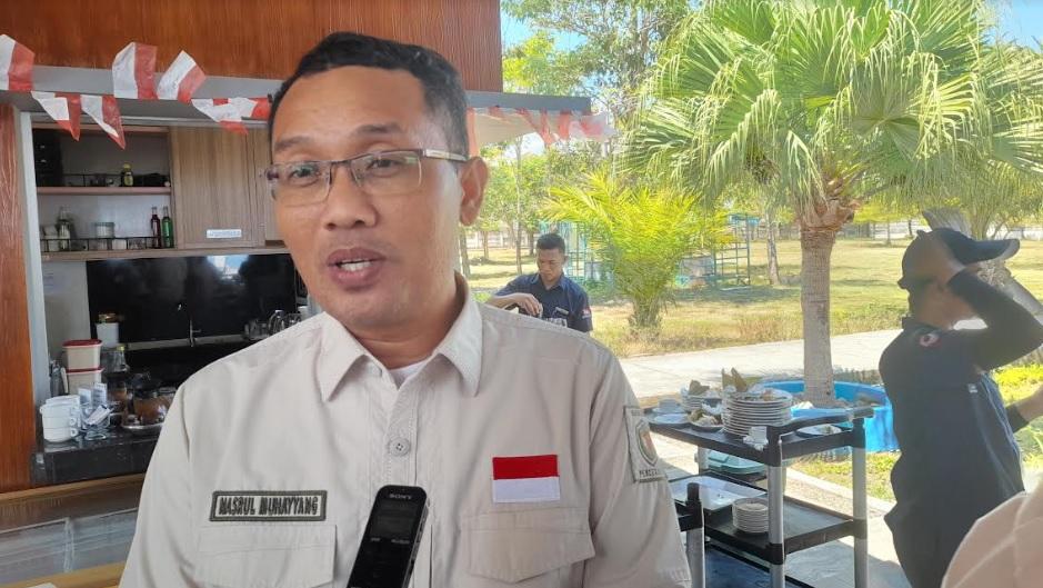 Ketua-Bawaslu-Sulbar-Nasrul-Muhayyang-saat-diwawancara-di-Taman-Karema-Mamuju.jpg